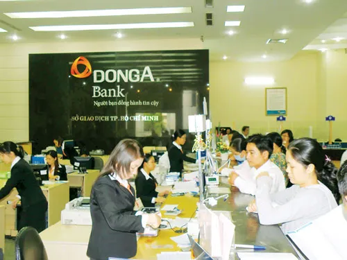 Khách hàng gửi tiết kiệm tại DongA Bank.